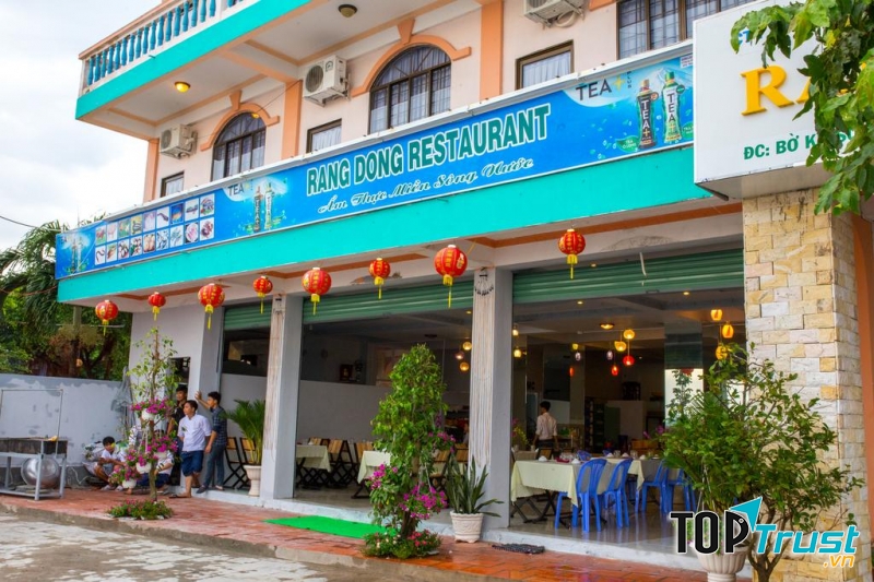 Khu ẩm thực của Rạng Đông Hotel đa dạng với các món ăn đặc trưng của vùng miền Tây sông nước và đặc biệt là các món ăn chế biến từ thịt bò tơ đảm bảo luôn khiến cho các du khách hài lòng.