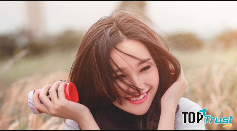 Nụ cười duyên với chiếc răng khểnh dễ thương