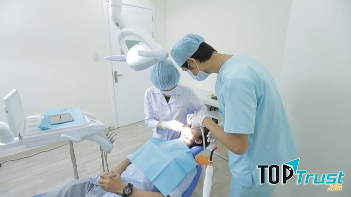 Bác sĩ tiến hành trám răng thẩm mỹ tại phòng phẫu thuật hiện đại