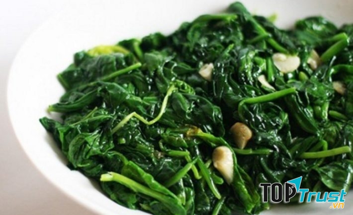Không nên hâm nóng thức ăn từ rau bina