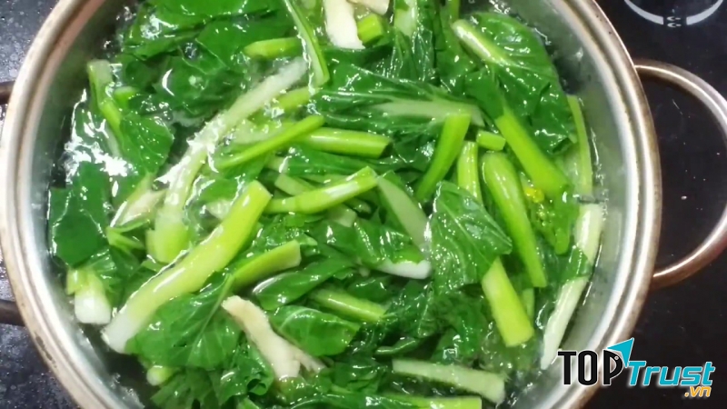Rau cải nấu chín để qua đêm