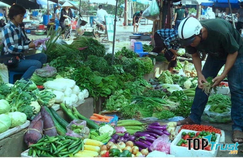 Rau, củ, quả tươi được bày bán khắp nơi tiềm ẩn nguy cơ mất an toàn