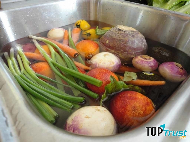 Ngâm trái cây bằng nước muối