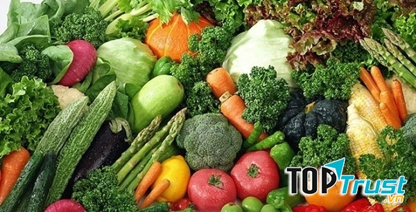 Các loại rau và trái cây có màu xanh và đỏ