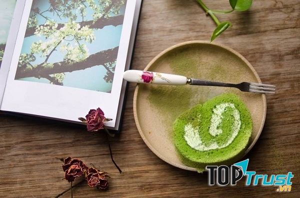 Bánh cuộn trà xanh homemade tại Rauta