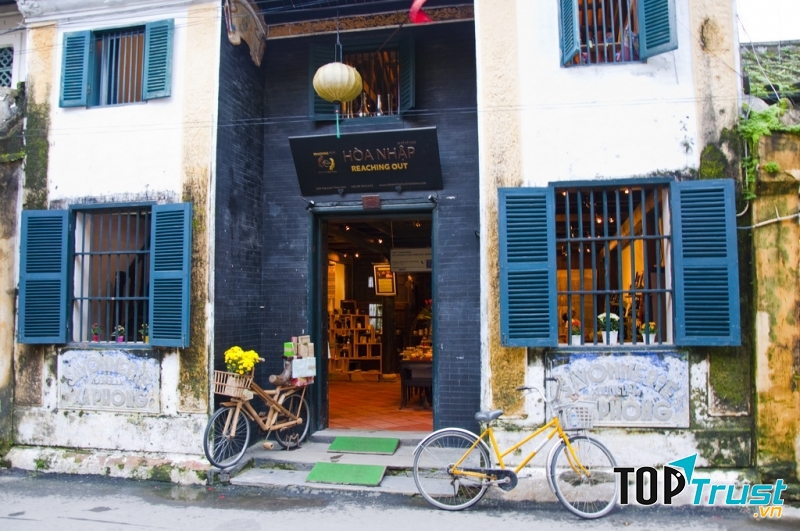 Reaching out - 131 Trần Phú