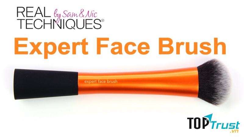 Real techniques expert face brush là cây cọ tuyệt vời để đánh kem nền, phấn phủ.