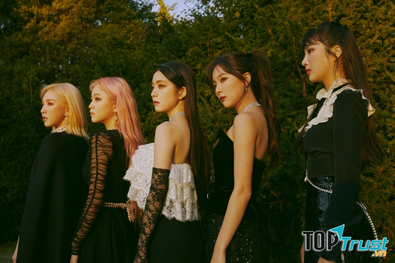 Red Velvet  là một nhóm nhạc nữ Hàn Quốc được thành lập và quản lý bởi công ty SM Entertainment.