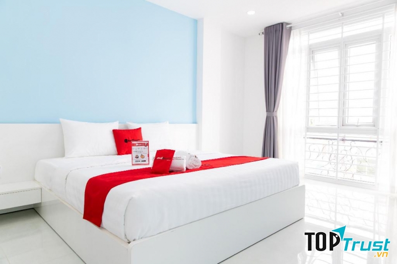 RedDoorz Plus gần Phố Đi Bộ Nguyễn Huệ