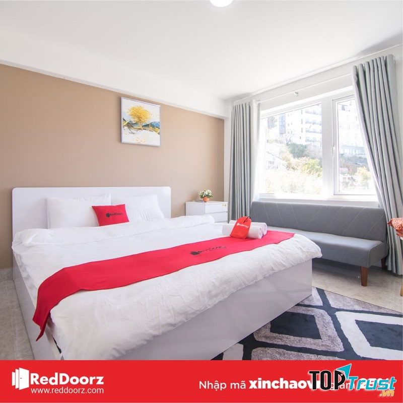 RedDoorz Plus near Nguyen Hue Street