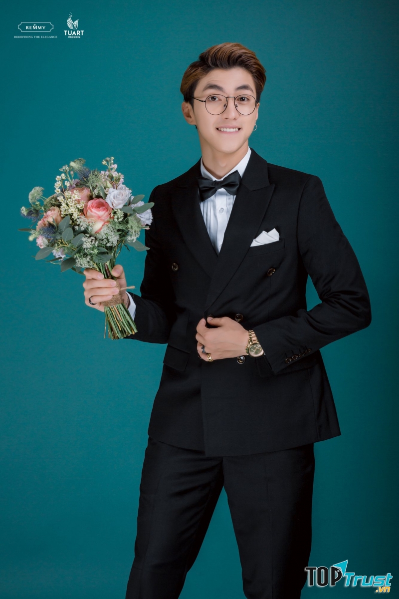 Phong cách của Remmy khá giống với Adam Store nhưng được tô điểm thêm bằng các loại phụ kiện nhỏ nhưng đủ nổi bật.