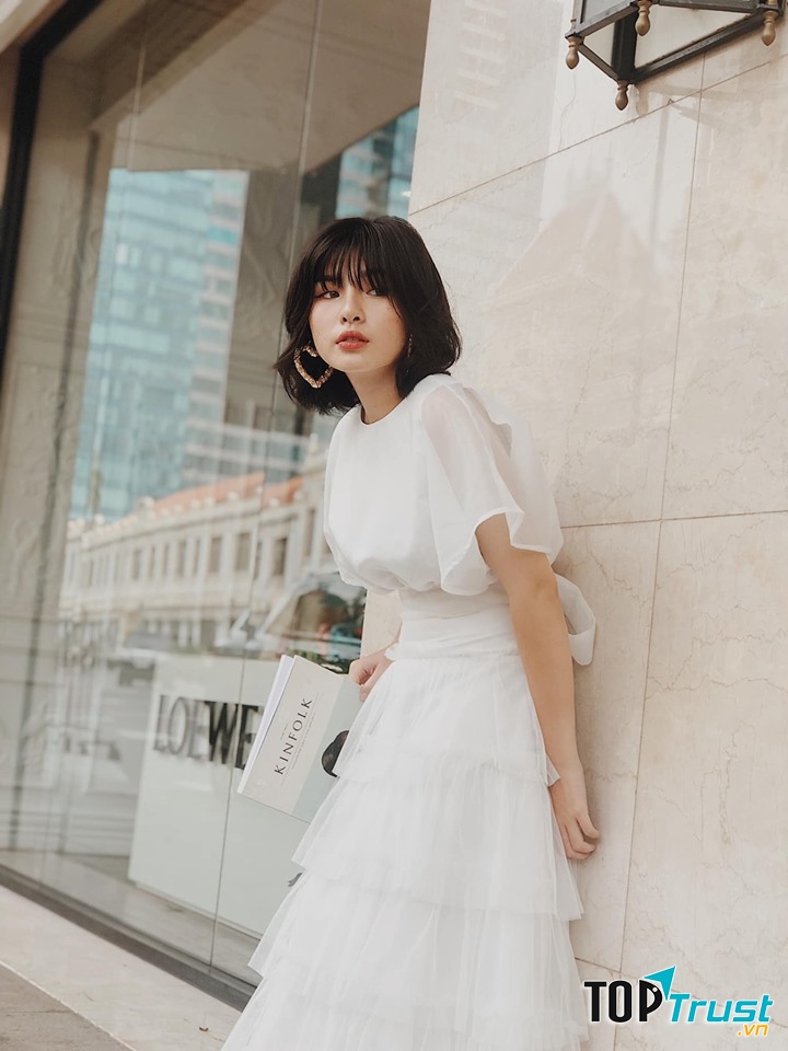 Thiết kế của REN thường tập trung ở 3 gam màu chính là đen, trắng và hồng được nữ giới yêu thích