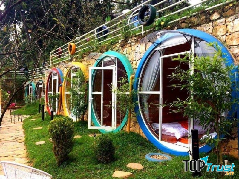 Trẻ có thể tích lũy thêm các kiến thức về lịch sử, địa lí, văn hóa của người bản địa thông qua các chuyến đi du lịch.