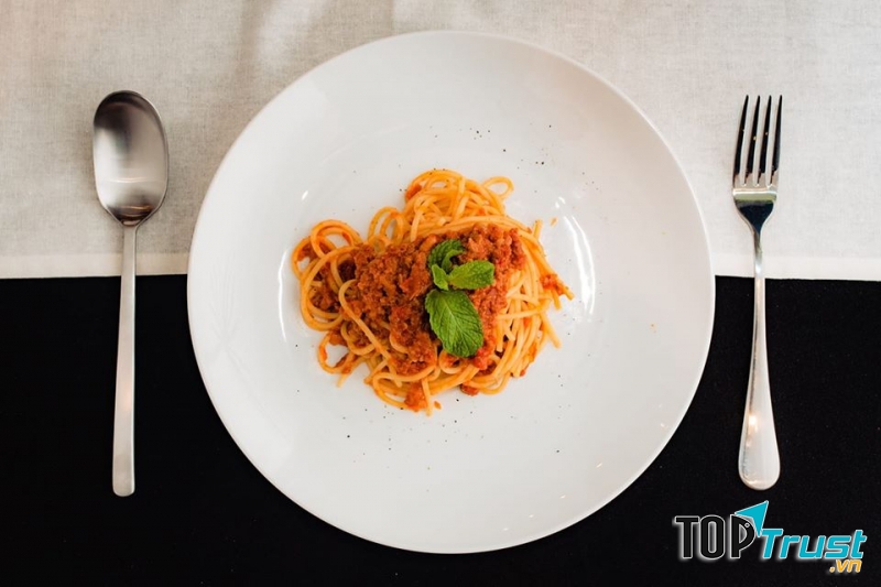 Nhìn chung, những đĩa mì ý lúc nào cũng được bày biện đẹp mắt, sợi mì dai dai vừa chín tới và thấm đều cùng nước sốt vừa vặn, ăn rất dễ chịu.