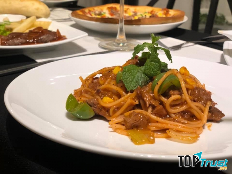 Được tín đồ ẩm thực quận 7 nói riêng, Sài Gòn nói chung biết đến là  nhà hàng Âu chuyên món steak, pasta nhận được sự ủng hộ đông đảo.