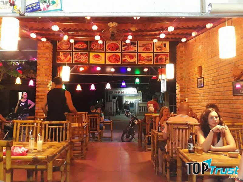 Restaurant & Cafe Tuấn để lại ấn tượng cho thực khách không chỉ bởi hương vị tươi ngon của các món ăn. Mà còn bởi không gian thư giãn và phong cách phục vụ chuyên nghiệp