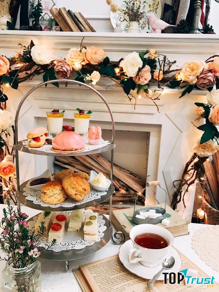 Menu của quán Rewind Teahouse có trà Harrods, Twinings, Whittard, Laduree, Scones, kem clotted từ Cornwall và rất nhiều loại bánh nướng.