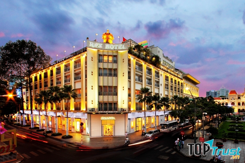 Khách sạn Rex lung linh, tráng lệ dưới ánh đèn