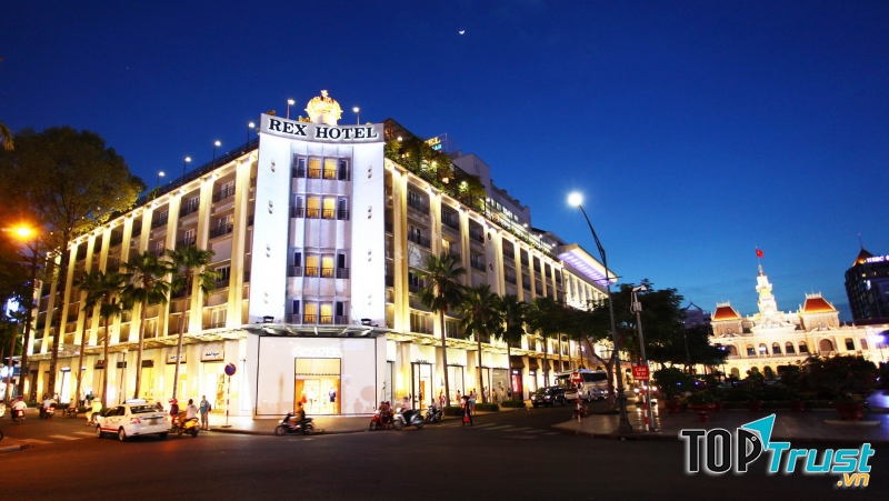 Rex Hotel sáng đèn