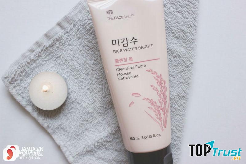 Rice Water Bright Cleasing Foam có khả năng cân bằng độ pH, cung cấp dưỡng chất và độ ẩm cho da,