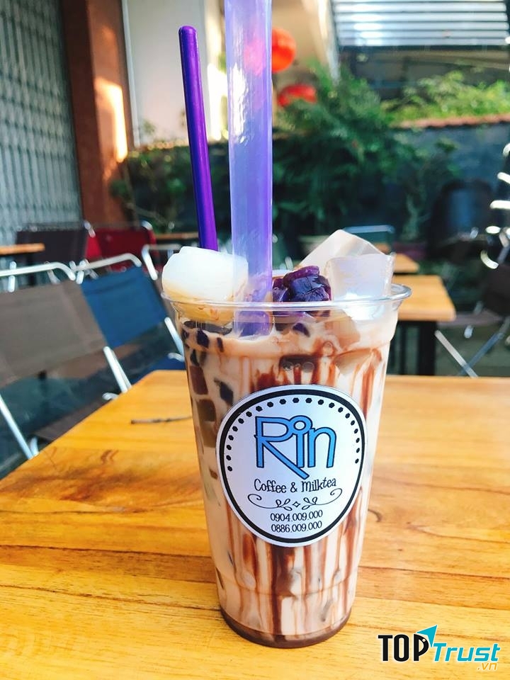 Khách hàng tại Rin Milk Tea.