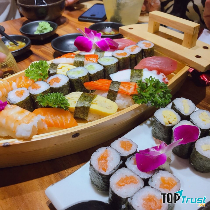 Các nguyên liệu ở đây được chế biến mềm, thơm, không hề bị khô và cứng chấm với sốt teryaki ngọt tan chảy trong miệng rất ngon