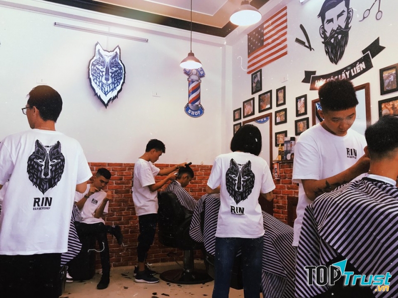 Với những Barber nhiệt tình, vui vẻ và luôn tận tình chăm sóc khách hàng, cộng với sự điêu luyện, tỷ mỷ trong tray nghê, chắc chắn bạn sẽ có một kiểu tóc mới, hợp với bản thân và hài lòng khi ra về