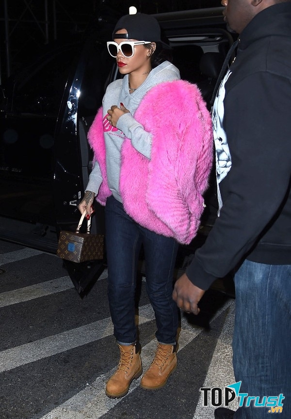 Set đồ với toàn những item sang chảnh của Rihanna có sự góp mặt của chiếc quần jeans sở hữu mức giá khá bình dân 45$ (~ 960.000 VNĐ). Đây chính là một trong những item nằm trong dự án hợp tác giữa cô và thương hiệu bình dân River Island.