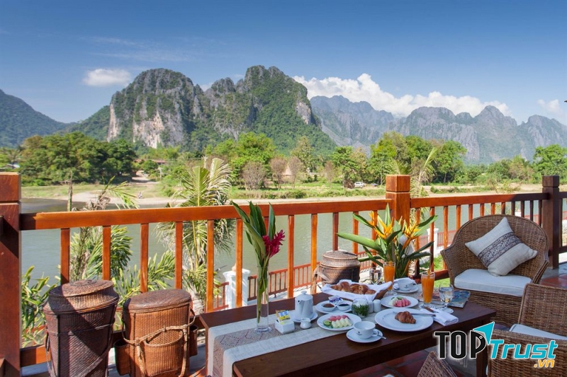 Ngoài ban công có view nhìn ra các dãy núi