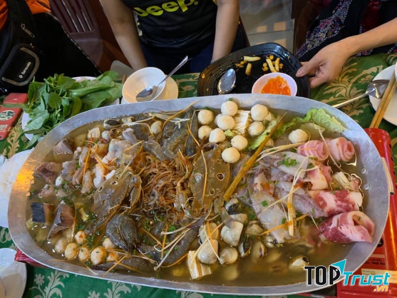 Nồi lẩu Tiến Vua ăn cả gia đình