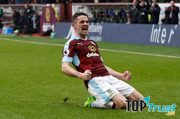 Robbie Brady là cầu thủ có thể chơi cả hai vị trí là trung vệ cánh và tiền vệ trụ