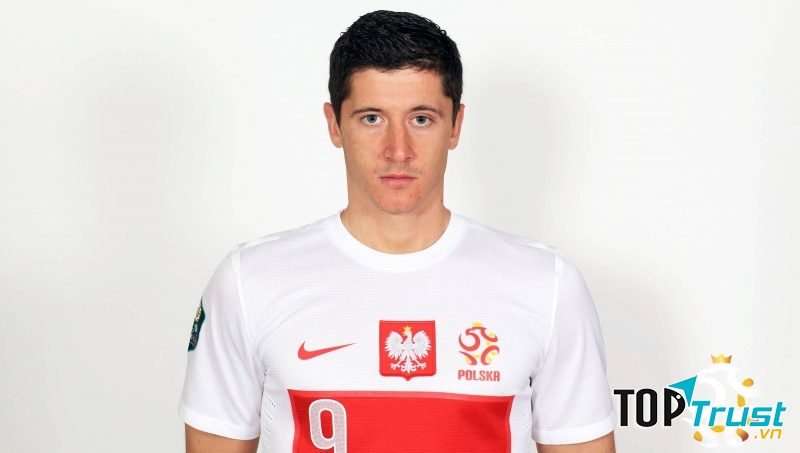 Robert hiện đang mang áo số 9 cho đội tuyển quốc gia Ba Lan