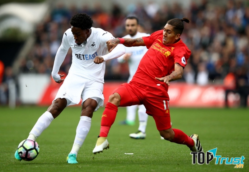 Firmino lao vào xoạc bóng