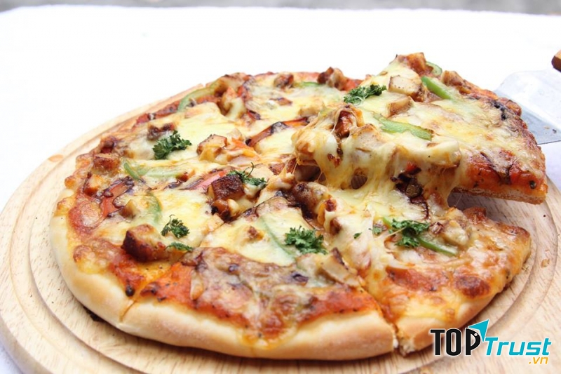 Bánh pizza hấp dẫn tại cửa hàng