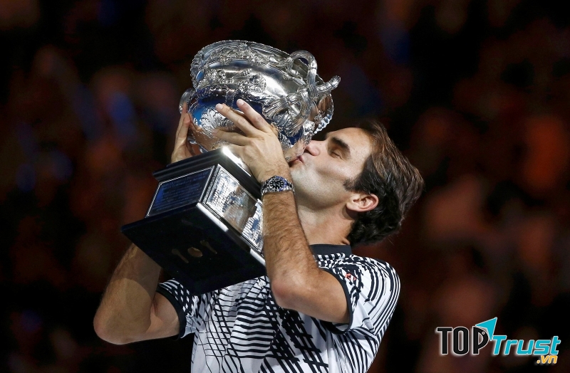 Federer nâng cao chiếc cup vô địch