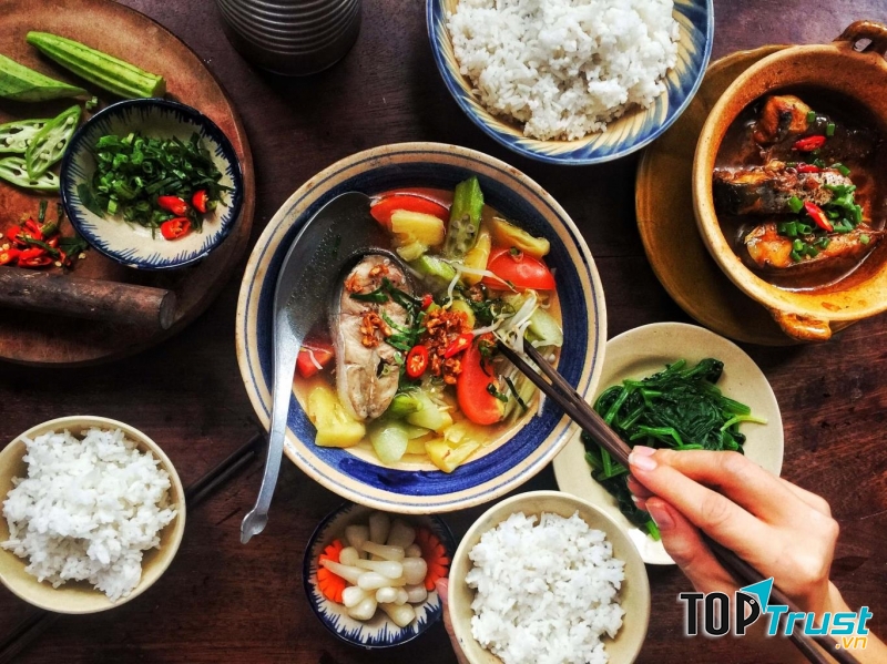 Bạn nên để ý đến mọi người xung quanh để có tốc độ ăn phù hợp.