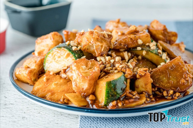 Rojak thật ra là món salad nổi bật với vị mặn ngọt khá đặc biệt