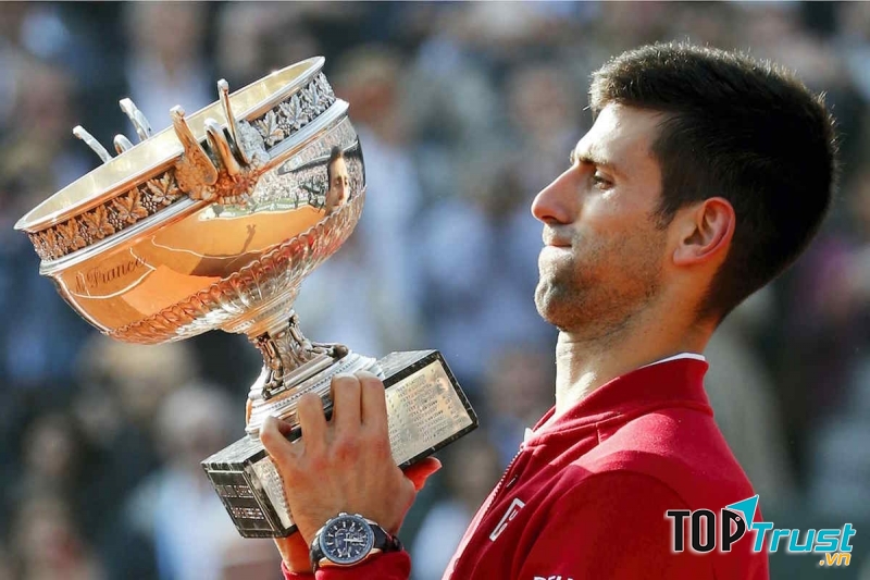 Novak Djokovic lần đầu đăng quang tại Roland Garos .