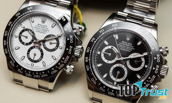 Rolex Cosmograph Daytona 2016 là chiếc đồng hồ mới nhất, với vỏ bọc bên ngoài được làm từ bạch kim vô cùng sang trọng. Được chăm chút tỉ mỉ đến từng chi tiết, có thể chịu được độ sâu 100m dước mặt nước. Giá khoảng 340 triệu/chiếc.