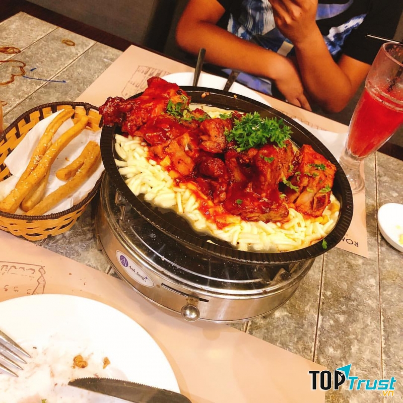 Chảo sườn phomai trứ danh tại Rome Deli