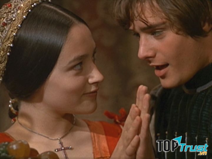 Romeo (Leonard Whiting) gặp Juliet ( Olivia Hussey) trong đêm vũ hội