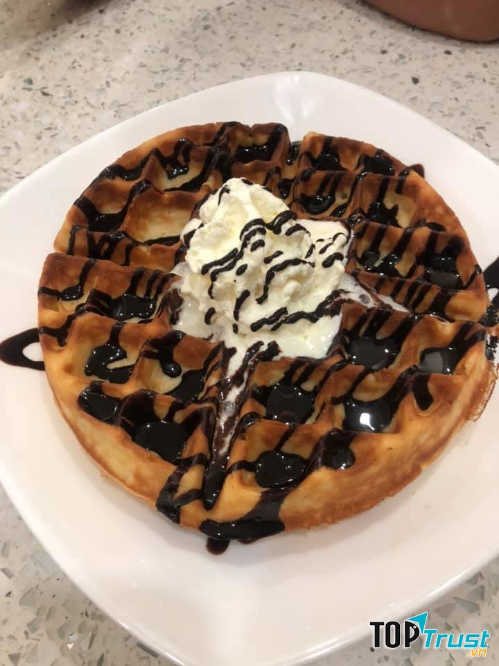 Ngoài kem thì quán còn phục vụ bánh kẹp phủ kem với trái cây