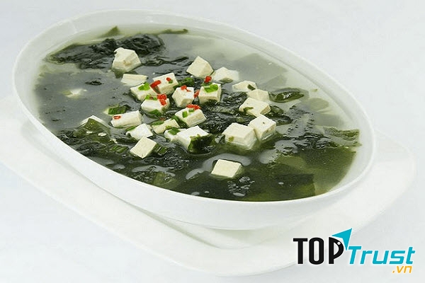Trong rong biển có chứa nhiều dưỡng chất thiết yếu cho cơ thể, tốt cho hệ tuần hoàn, bài tiết, giúp thải độc, lưu thông máu, tăng tiết sữa.