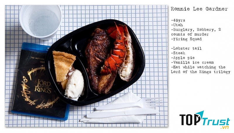 Đuôi tôm, bò bít tết, bánh táo và kem vani và cả phim “Chúa nhẫn”.