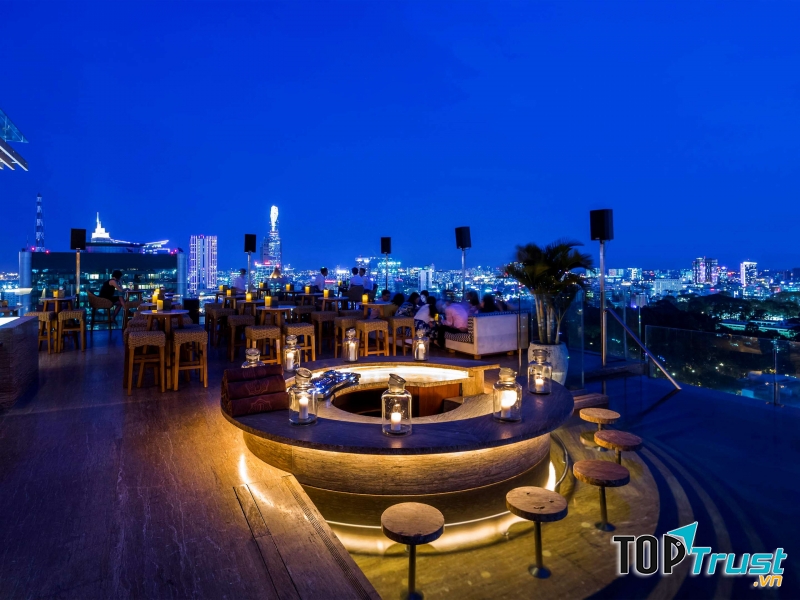 Rooftop Pool Bar – Hotel des Arts Saigon