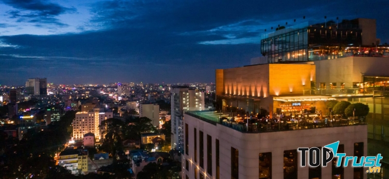 Rooftop Pool Bar – Hotel des Arts Saigon