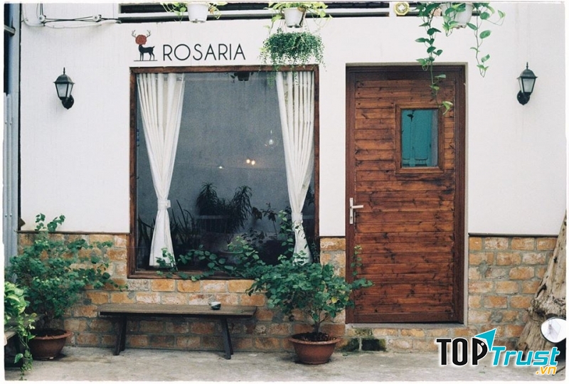 Rosaria Books & Coffee được biết đến là một quán có cà phê ngon và sách hay trong bầu không khí yên tĩnh ở đường Nguyễn Thị Mi﻿﻿nh Khai