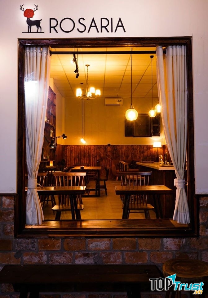 Rosaria được trang trí bằng với tông màu ấm của gỗ và đèn vàng là chủ đạo