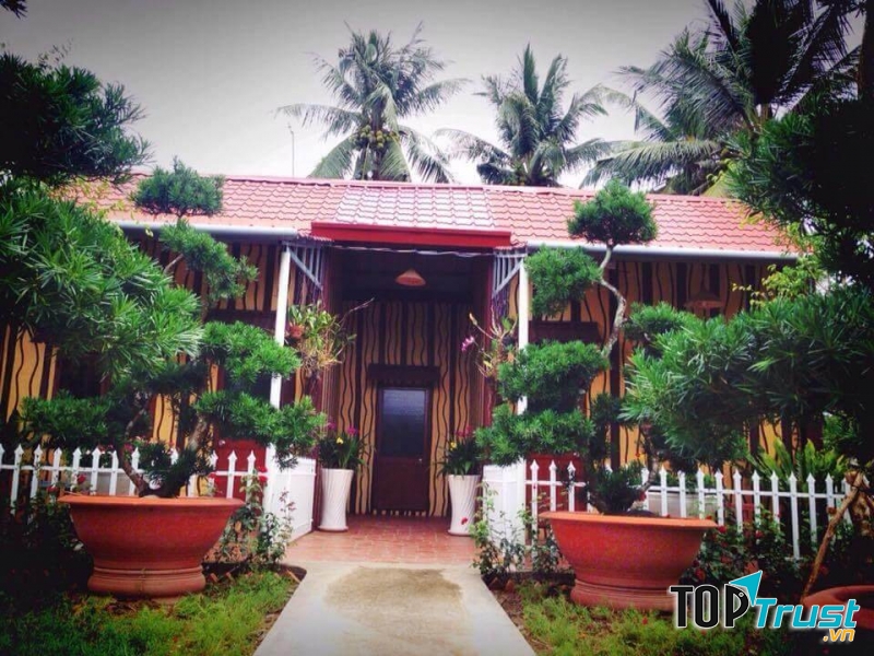 Lối nhỏ trong khu vườn hồng tại rose homestay