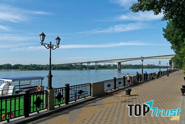 Đường bờ sông mang tên Ushakov tại Rostov